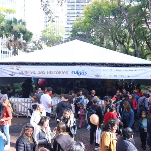 Público lota Praça da Alfândega antes do último fim de semana de Feira do Livro